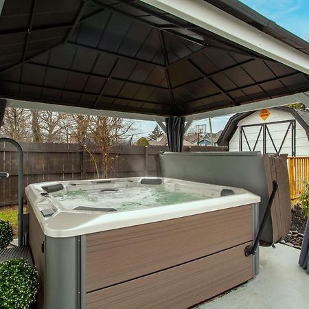Blue Valley Inn - Hot Tub & Spacious Play Area! Ноксвил Екстериор снимка